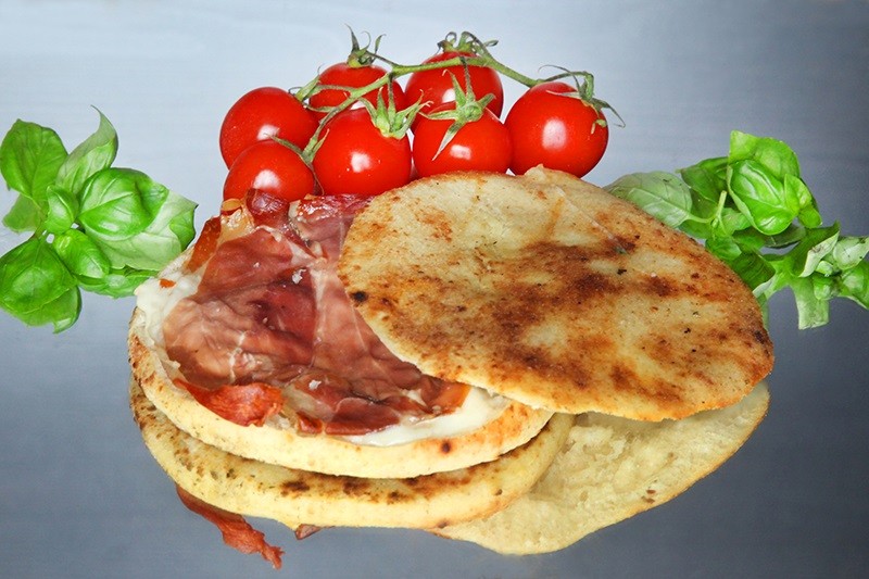prodotti_tipici_campani_pastificio_base_pizza_e_panuozzo_salerno_la_casina_focaccina_pronta_italyeatfood